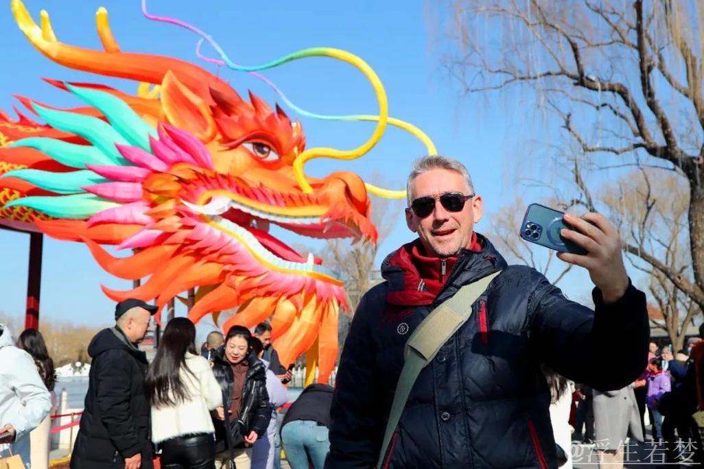 2025年入境游热潮席卷，外国游客欢庆中国春节